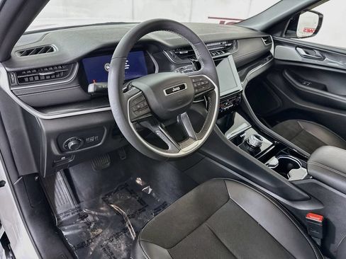 Used 2023 Jeep Grand Cherokee Altitude AWD/4WD image 18