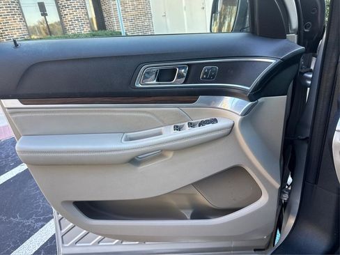 Used 2018 Ford Explorer Limited FWD image 18