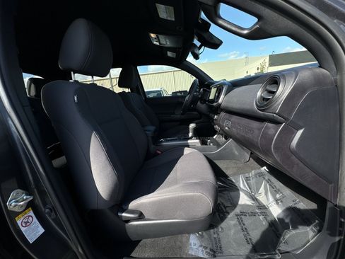 Used 2018 Toyota Tacoma TRD Sport w/ Technology Package RWD image 26