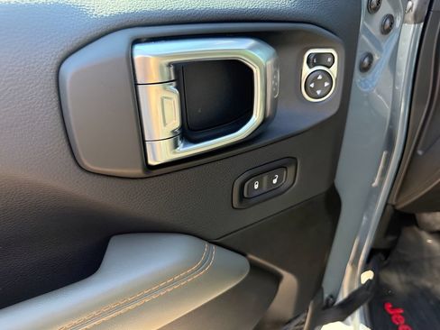 Used 2025 Jeep Gladiator Mojave w/ Convenience Group AWD/4WD image 12