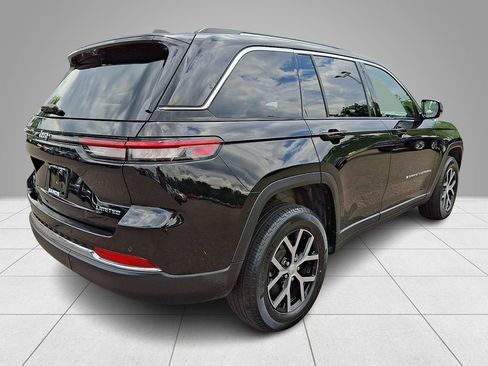 Used 2023 Jeep Grand Cherokee Limited w/ Luxury Tech Group II AWD/4WD image 5