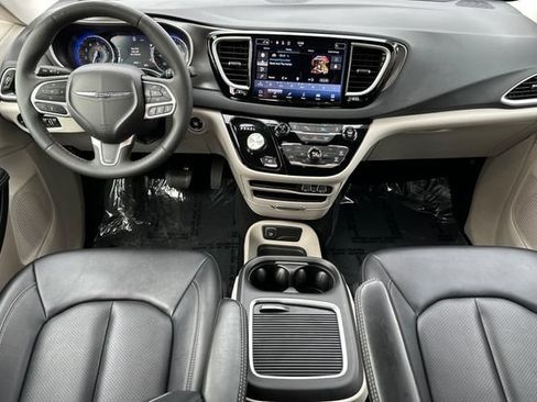 Certified 2024 Chrysler Pacifica Touring-L FWD image 4