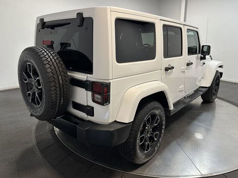 Used 2018 Jeep Wrangler Unlimited Sahara AWD/4WD image 13