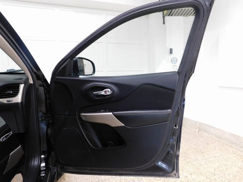 Used 2017 Jeep Cherokee Latitude w/ Comfort & Convenience Group image 89