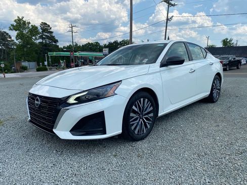 Used 2025 Nissan Altima 2.5 SV FWD image 7