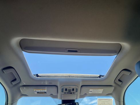 Used 2022 Toyota Highlander XLE AWD/4WD image 24