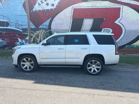 Used 2019 Cadillac Escalade Luxury AWD/4WD image 3