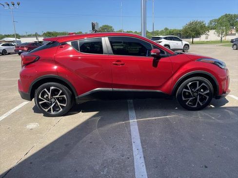 Used 2020 Toyota C-HR XLE image 5