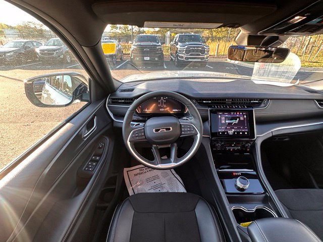 Used 2025 Jeep Grand Cherokee L Altitude AWD/4WD image 16