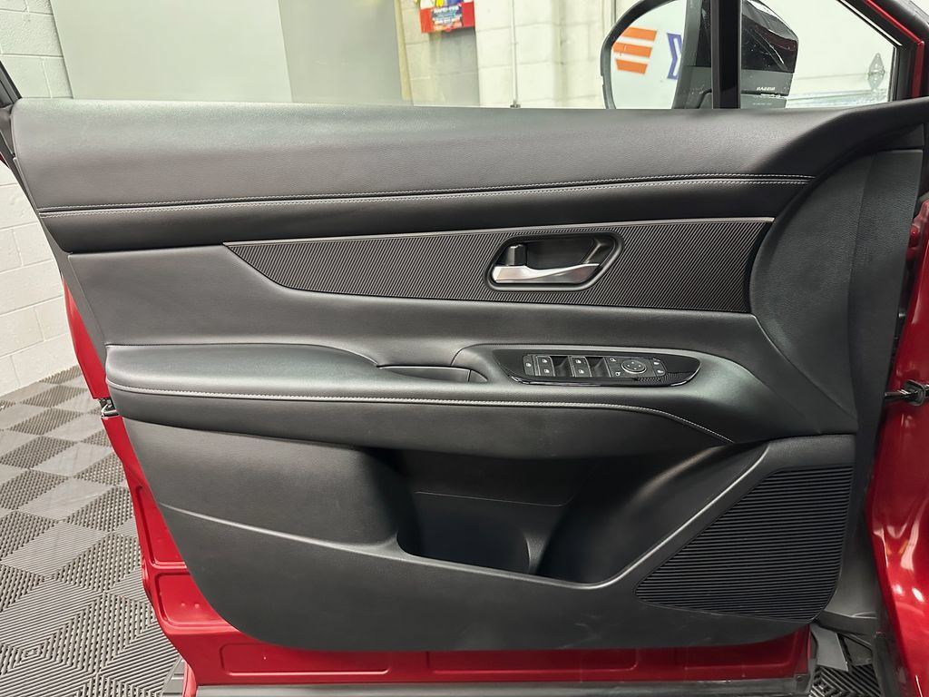 Used 2025 Nissan Murano SV AWD/4WD image 17