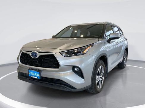 Used 2024 Toyota Highlander XLE AWD/4WD image 1