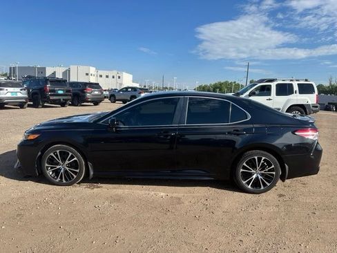 Used 2019 Toyota Camry SE FWD image 2