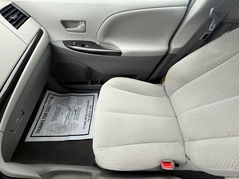 Used 2014 Toyota Sienna LE image 22