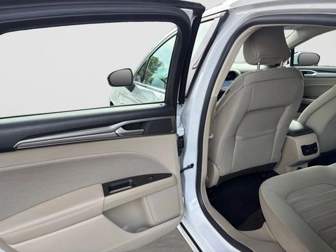 Used 2019 Ford Fusion SE FWD image 14