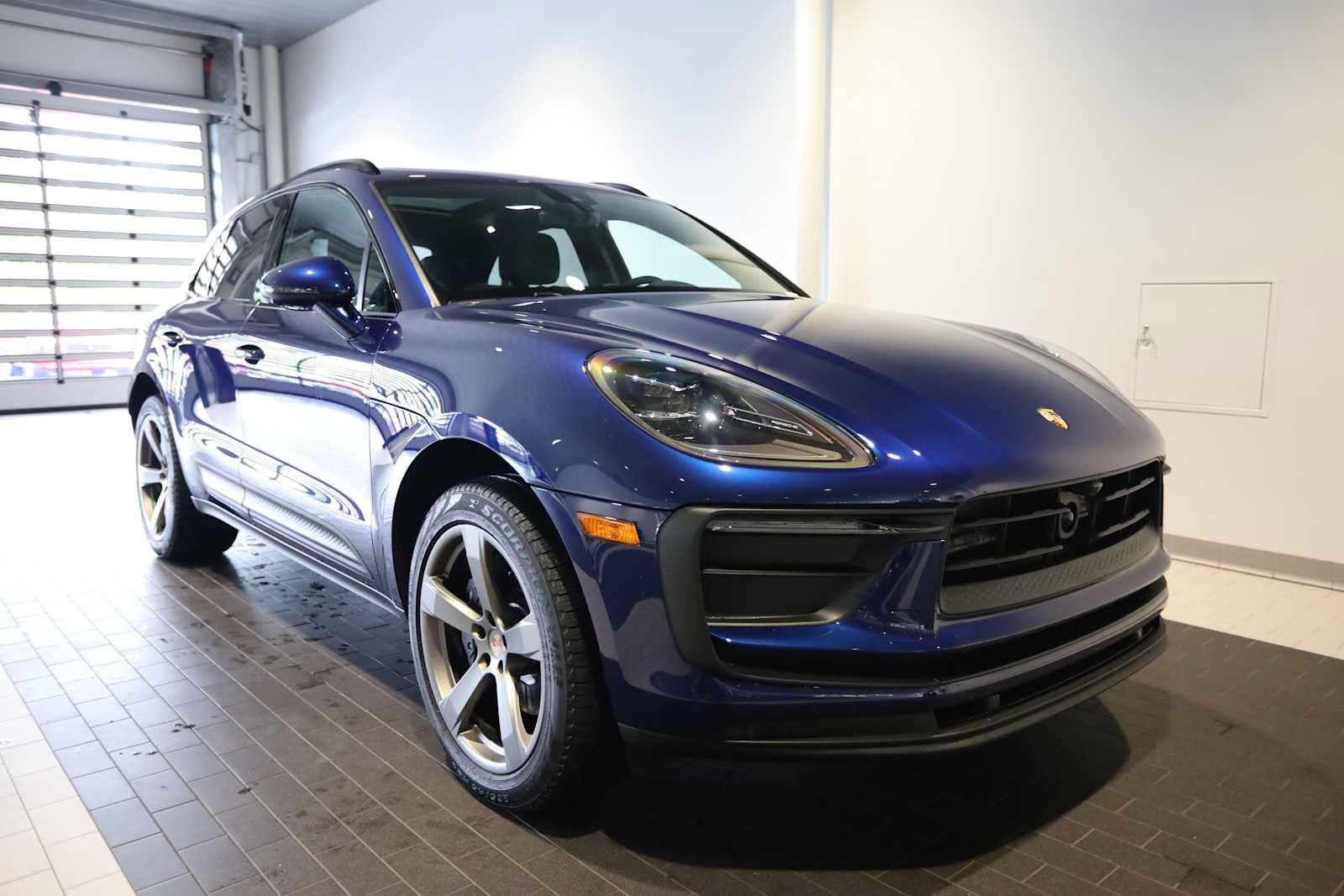 Used 2025 Porsche Macan AWD/4WD image 9