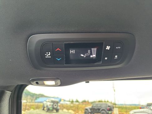 Used 2025 Chrysler Pacifica Select image 36