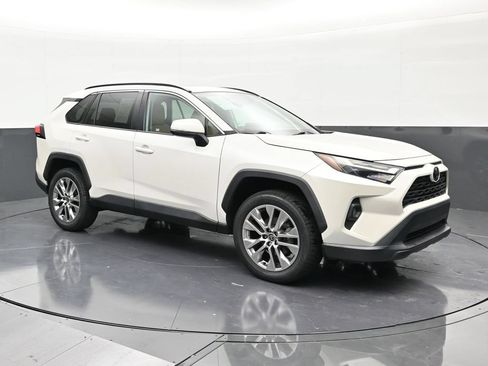 Used 2022 Toyota RAV4 XLE Premium FWD image 7