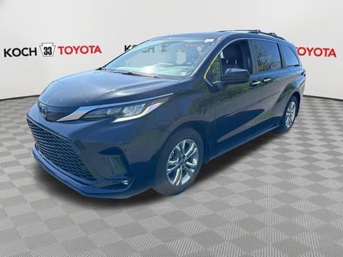 Used 2023 Toyota Sienna XSE w/ XSE Plus Package AWD/4WD image 3