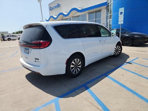 Used 2022 Chrysler Pacifica Touring-L FWD image 13