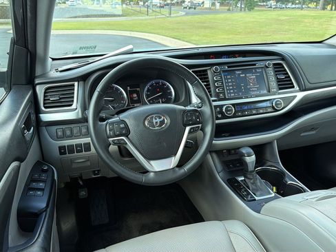 Used 2018 Toyota Highlander Limited FWD image 18