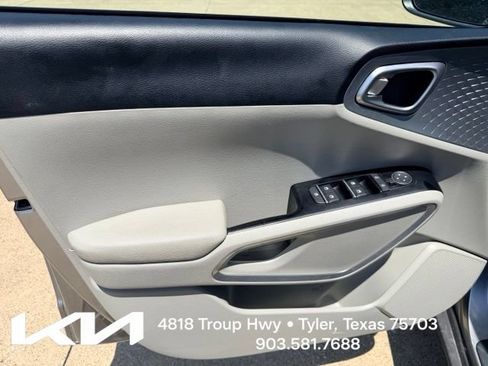 Certified 2025 Kia Soul LX w/ LX Technology Package FWD image 13