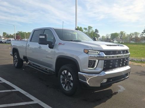 Used 2021 Chevrolet Silverado 2500 LT w/ Convenience Package image 2