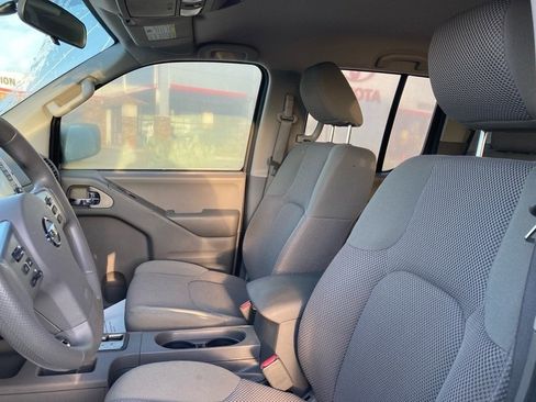 Used 2015 Nissan Frontier SV image 9