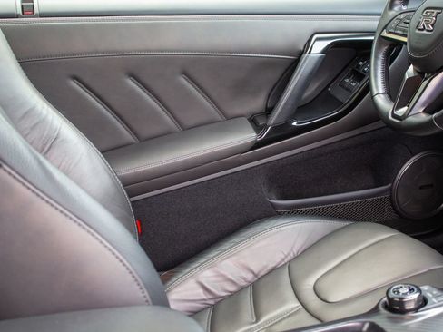 Used 2020 Nissan GT-R Premium w/ Premium Interior Package AWD/4WD image 18