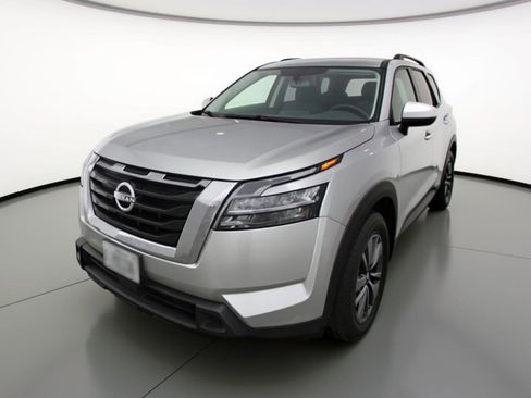Used 2025 Nissan Pathfinder SV image 3
