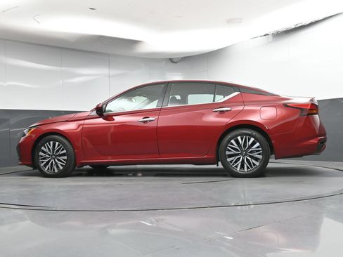 Certified 2024 Nissan Altima 2.5 SV w/ SV Premium Package FWD image 29
