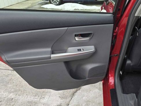 Used 2013 Toyota Prius V Five image 28
