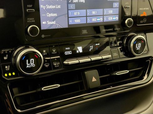 Used 2021 Toyota Highlander Limited FWD image 26