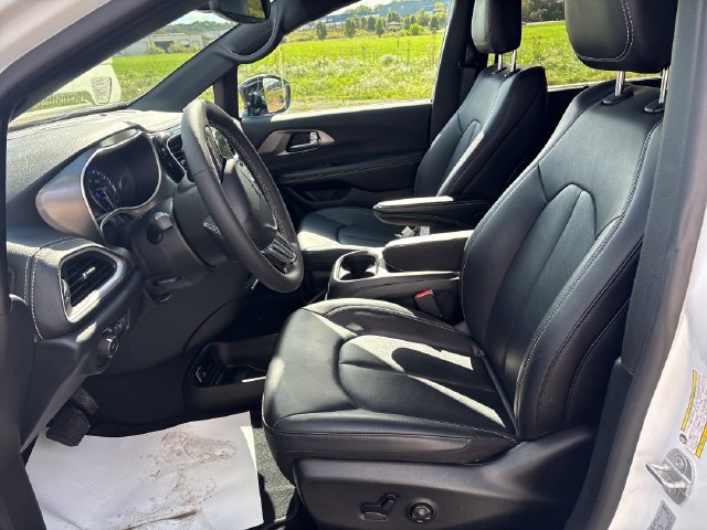 Used 2026 Chrysler Pacifica Select AWD/4WD image 8