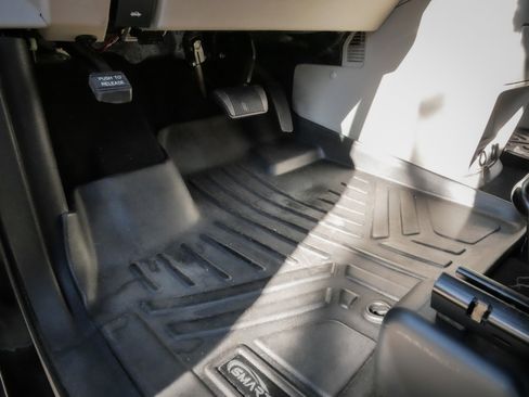 Used 2019 Dodge Grand Caravan SE w/ UConnect Hands-Free Group image 17