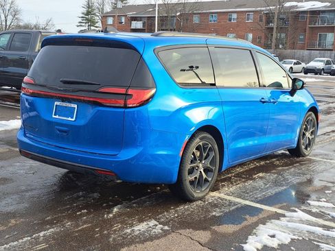 New 2026 Chrysler Pacifica Select w/ S Appearance Package image 4