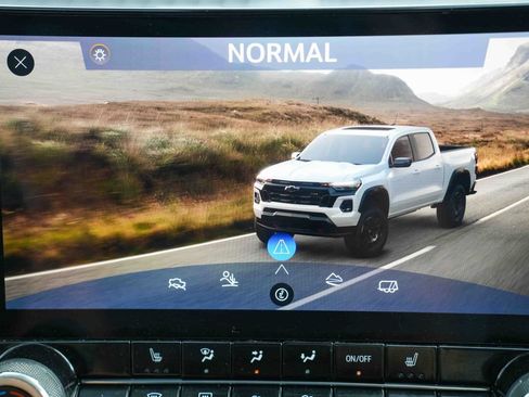 Used 2024 Chevrolet Colorado ZR2 w/ Safety Package AWD/4WD image 33