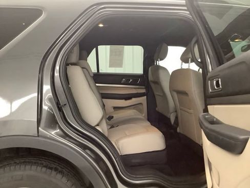 Used 2018 Ford Explorer XLT FWD image 10