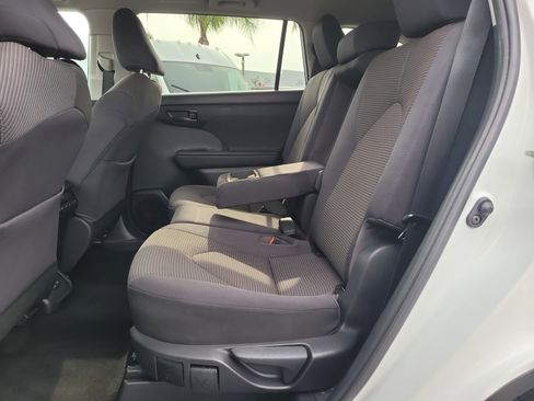 Used 2022 Toyota Highlander LE FWD image 11