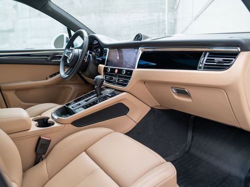 Certified 2025 Porsche Macan image 22