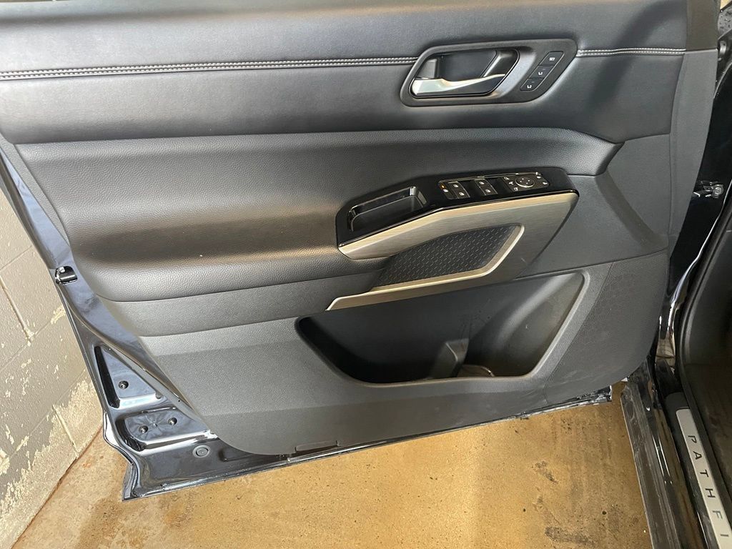 Certified 2024 Nissan Pathfinder Platinum w/ Cargo Package FWD image 9