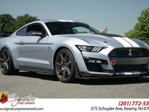 Used 2022 Ford Mustang Shelby GT500 w/ Carbon Fiber Track Pack RWD image 1