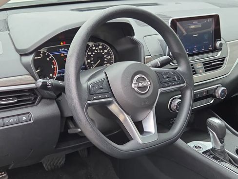 Used 2025 Nissan Altima 2.5 SV FWD image 10
