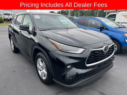 Used 2023 Toyota Highlander LE FWD image 6