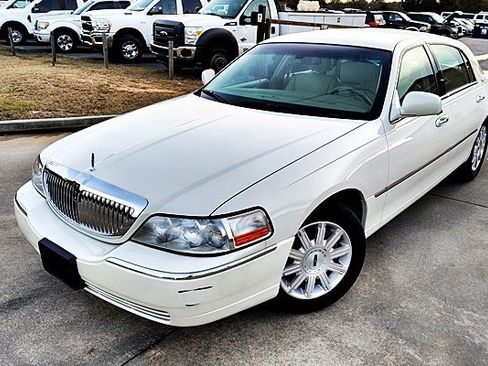 Used 2006 Lincoln Town Car Signature Limited image 3