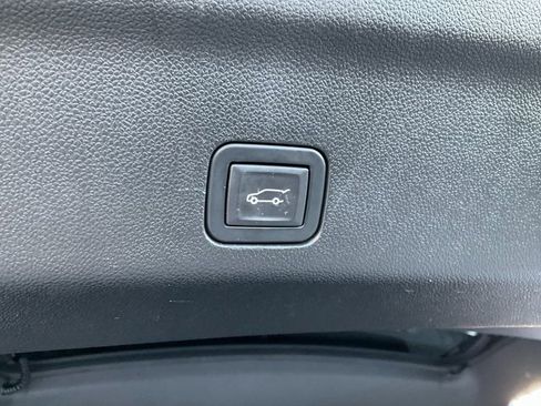 Used 2024 Chevrolet Tahoe Z71 w/ Luxury Package image 18