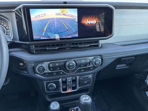 Used 2025 Jeep Wrangler Unlimited Sahara AWD/4WD image 17