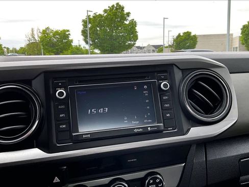 Used 2018 Toyota Tacoma SR5 AWD/4WD image 33
