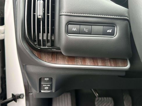 New 2025 Nissan Armada SL w/ Captain's Chari Seat Package image 22