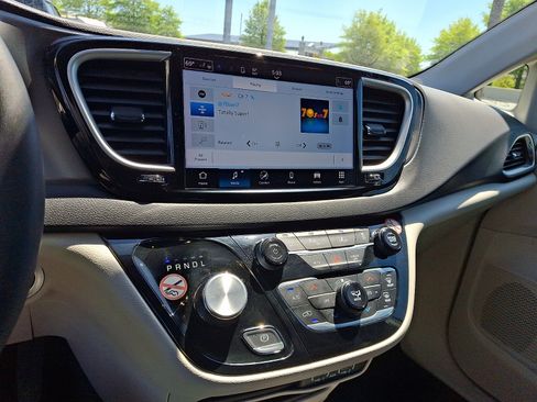 Used 2024 Chrysler Pacifica Touring-L FWD image 21