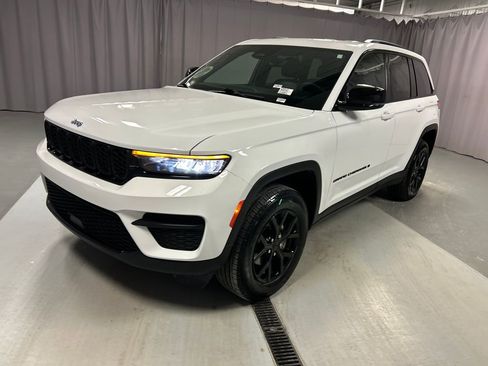 Used 2024 Jeep Grand Cherokee Altitude image 3